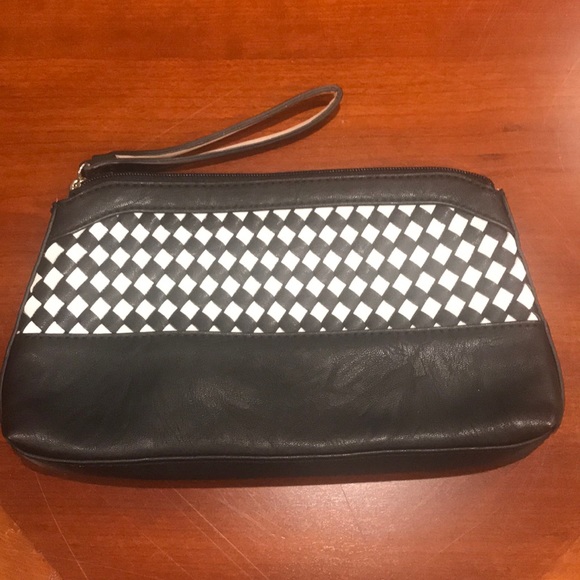 NWOT Guess Wristlet - Picture 2 of 3